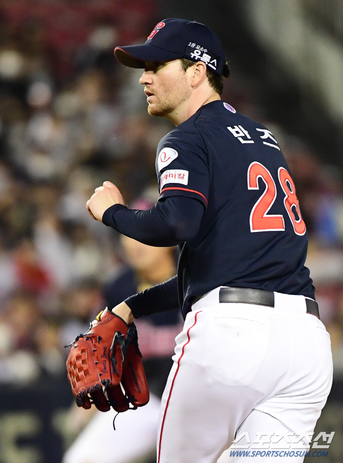 2022 KBO리그 LG트윈스와 롯데자이언츠의 경기가 22일 서울잠실야구장에서 열렸다. 롯데 반즈가 LG 6회말 2사 2루에서 김현수를 삼진으로 돌려 세우고 있다. 잠실=최문영 기자 deer@sportschosun.com/2022.09.22/