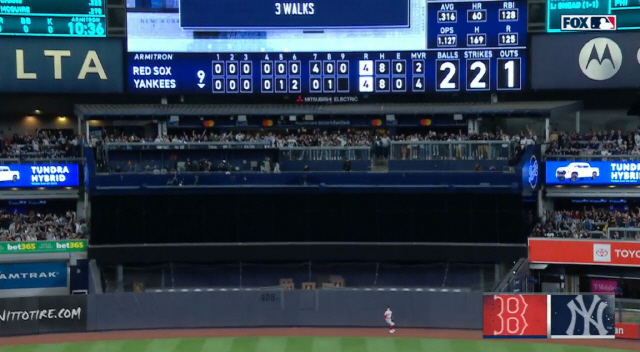 9회말 저지의 타구가 전광판 앞에서 잡히고 있다. 사진=MLB.TV 캡처