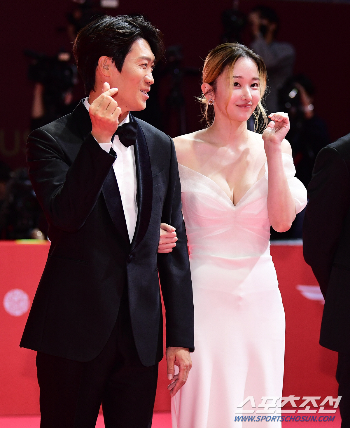 5일 '제27회 부산국제영화제(BIFF)'가 개막했다. 부산국제영화제(BIFF)는 5일부터 14일까지 열흘간 부산 16개 지역에서 열린다. 개막식에 앞서 열린 레드카펫 행사에 참석한 진선규, 전종서. 부산=송정헌 기자 songs@sportschosun.com/2022.10.5/