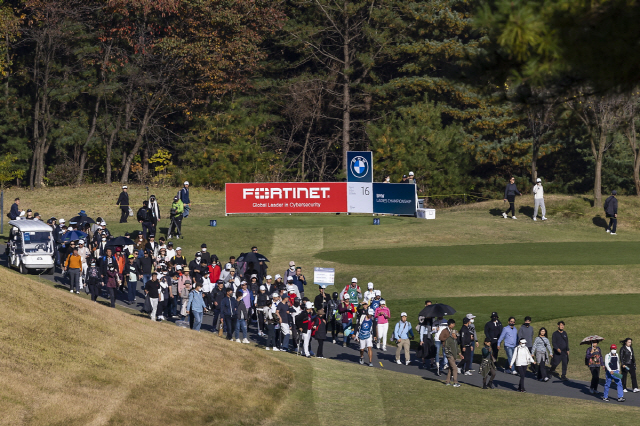 [BMW챔피언십]첫 날부터 역대 최다 갤러리, LPGA투어는 역시 다르네