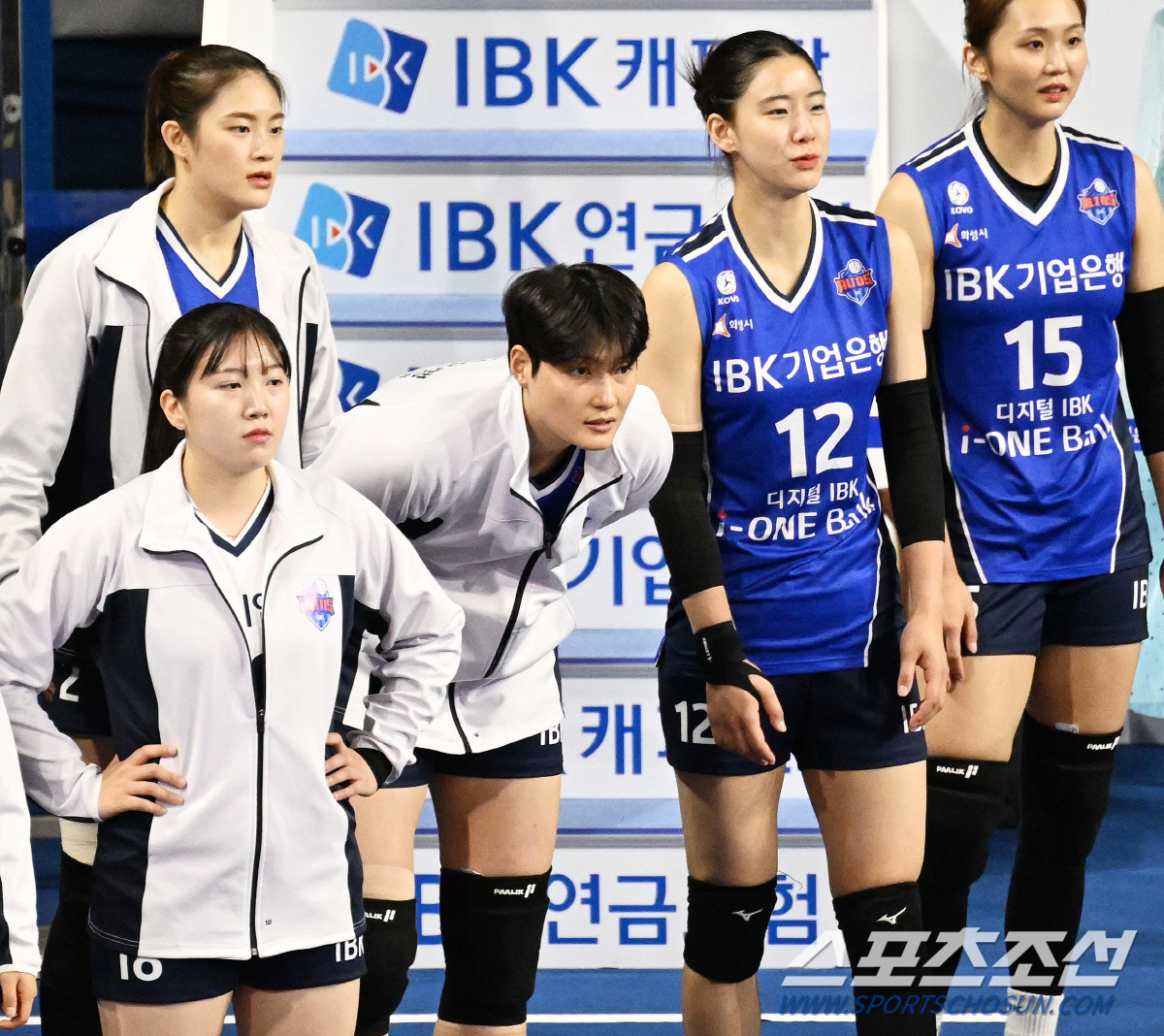 코트 밖에서 동료들의 플레이를 지켜보고 있는 김희진.