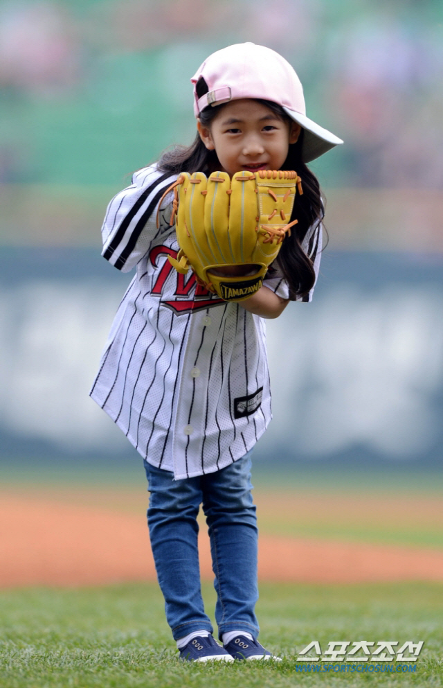 ◇박민하가 예능 프로 출연으로 인기를 끌던 2013년 당시 잠실구장에서 열린 KBO리그 경기에 앞서 시구하는 모습. 스포츠조선DB