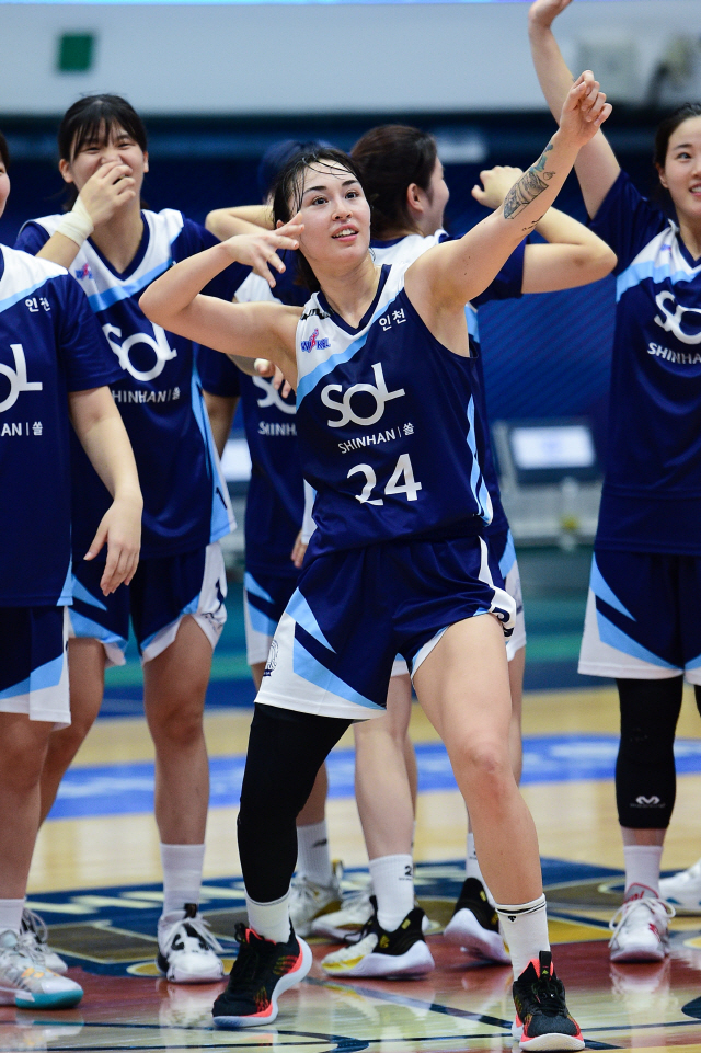 신한은행 이적생 듀오 김소니아-김진영, 일단 출발이 좋다!