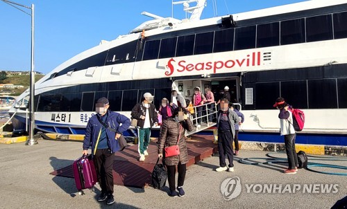 (동해=연합뉴스) 유형재 기자 = 2일 오후 강원 동해시 묵호항에 울릉도에서 출발한 여객선이 도착, 승객들이 하선하고 있다. 2022.11.2 yoo21@yna.co.kr
