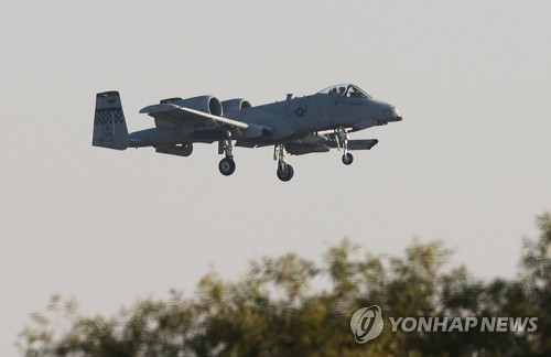 (평택=연합뉴스) 홍기원 기자 = 한미 공군의 대규모 연합공중훈련 '비질런트 스톰' 훈련이 진행 중인 2일 오후 경기도 오산시 주한미공군 오산기지에 A-10 공격기가 착륙하고 있다. 북한은 2일 분단 이후 처음으로 동해상 북방한계선(NLL) 이남 우리 영해 근처로 탄도미사일 도발을 감행했으며, 이날에만 10여 발의 각종 미사일을 발사했다. 2022.11.2 xanadu@yna.co.kr