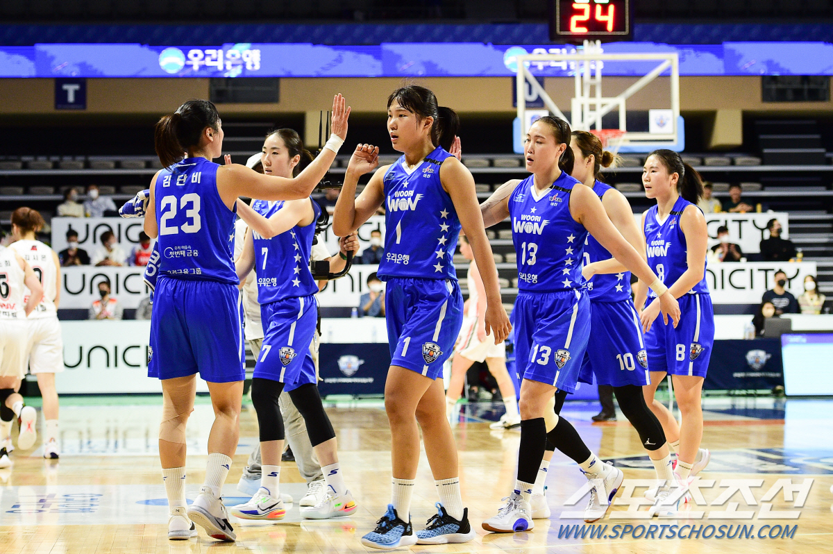 김단비 33점 폭발, 박혜진 트리플 더블. 충격과 공포 선사한 '우벤저스'. 79대54 BNK 25점차 완파
