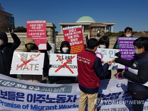 "왜 박쥐 먹어" "식당 출입 사절"…코로나로 상처받은 이주민