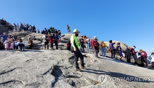 지리산 천왕봉 등 탐방객 몰리는 국립공원 정상에 안전인력 배치