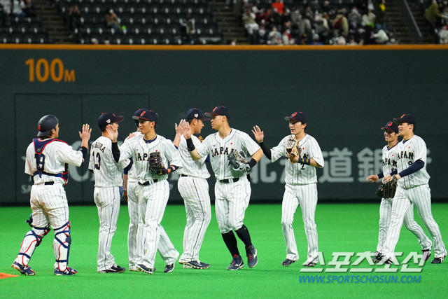 9일 호주와 1차전에서 이긴 일본대표팀 선수들이 하이파이브를 하는 모습. 사진출처=NPB 홈페이지