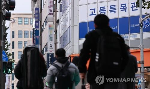 도약이냐 추락이냐, 불안에 시달리는 그들…신간 '특권 중산층'