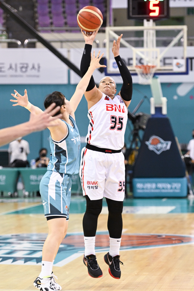 WKBL BNK '김한별 위력' 창단 첫 5연승...하나원큐 개막 6연패 수렁