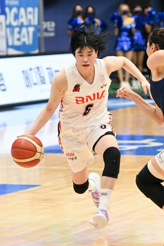 BNK썸, 신한은행 대파하고 6연승으로 창단 후 첫 단독 1위
