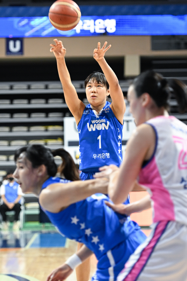 우리은행, 14개 3점포로 삼성생명 41점차로 압도하며 1위 복귀