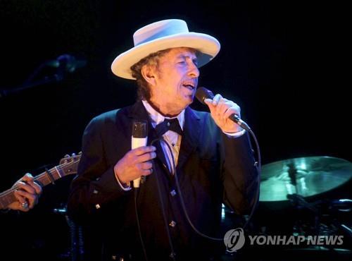 밥 딜런 "자필 아닌 기계 사용해 책에 서명…깊이 후회"