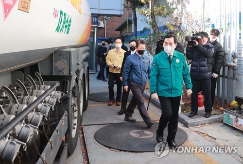 (서울=연합뉴스) 이창양 산업통상자원부 장관이 30일 서울 동작구 이수역 인근 휘발유 품절 주유소를 방문, 긴급수송체계 가동현황을 점검하고 있다. 2022.11.30 [산업통상자원부 제공. 재판매 및 DB 금지] photo@yna.co.kr