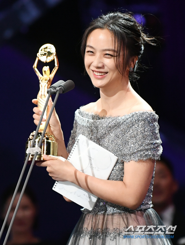 [애프터 청룡] "포박수진, 허극정독"…청룡史 첫 외국인 女주연상 탕웨이, 눈물→父축하까지 화제
