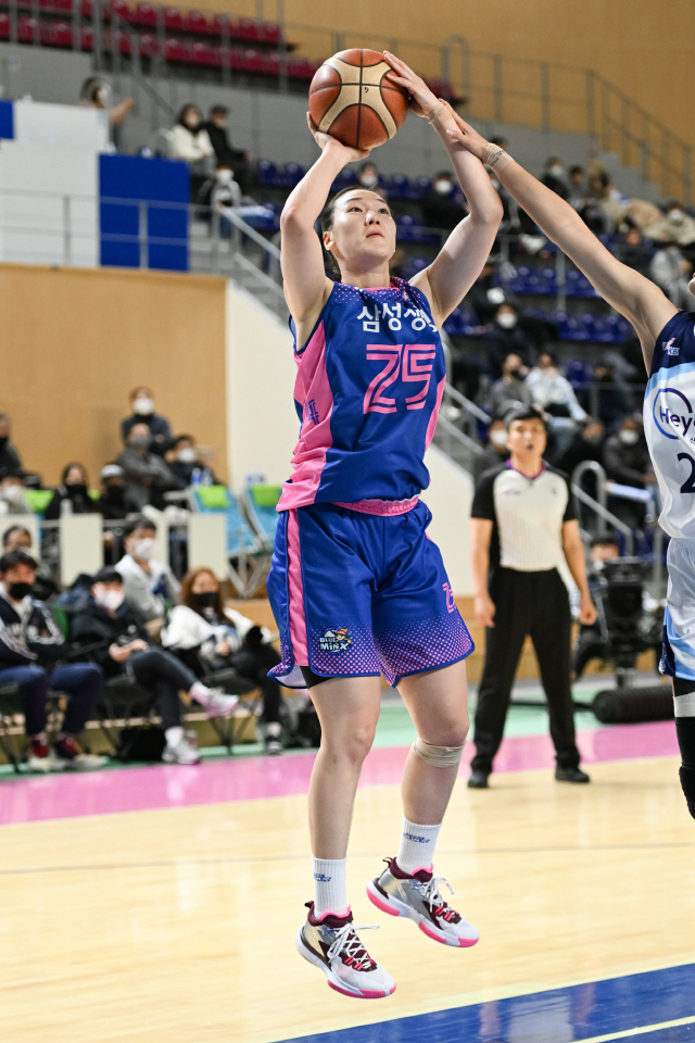 [WKBL 리뷰]부상 복귀 배혜윤 '더블더블'급 활약…삼성생명, 신한은 꺾고 '연패는 안되지'