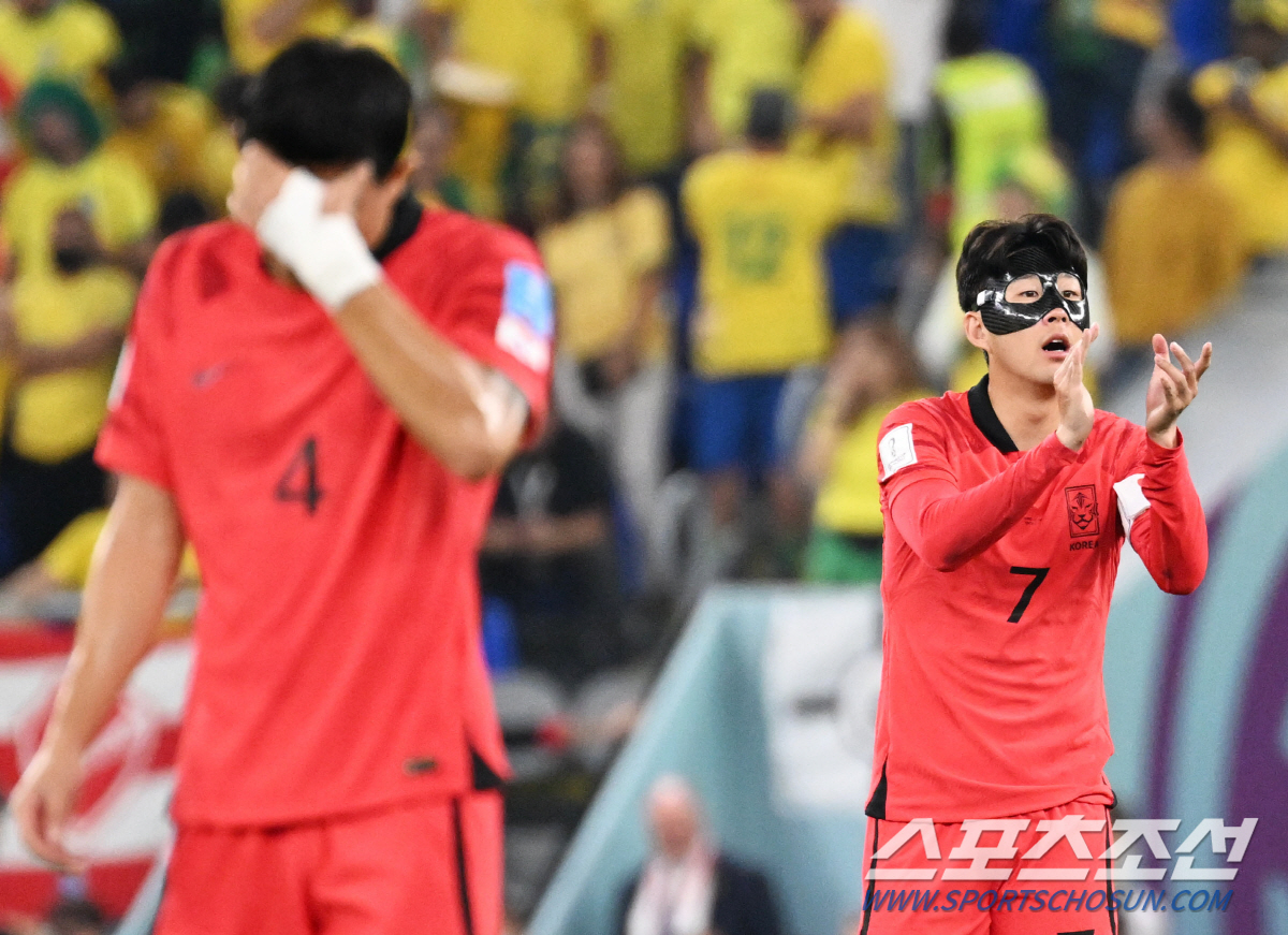 6일 오전(한국시각) 카타르 도하 스타디움974에서 대한민국과 브라질의 16강전이 열렸다. 전반 네이마르가 페널티킥으로 추가골을 성공시켰다. 동료들을 응원하는 캡틴 손흥민. 도하(카타르)=송정헌 기자songs@sportschosun.com/2022.12.06/