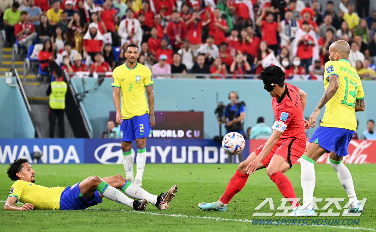 6일 오전(한국시각) 카타르 도하 스타디움974에서 대한민국과 브라질의 16강전이 열렸다. 슈팅을 시도하는 손흥민. 도하(카타르)=송정헌 기자songs@sportschosun.com/2022.12.06/