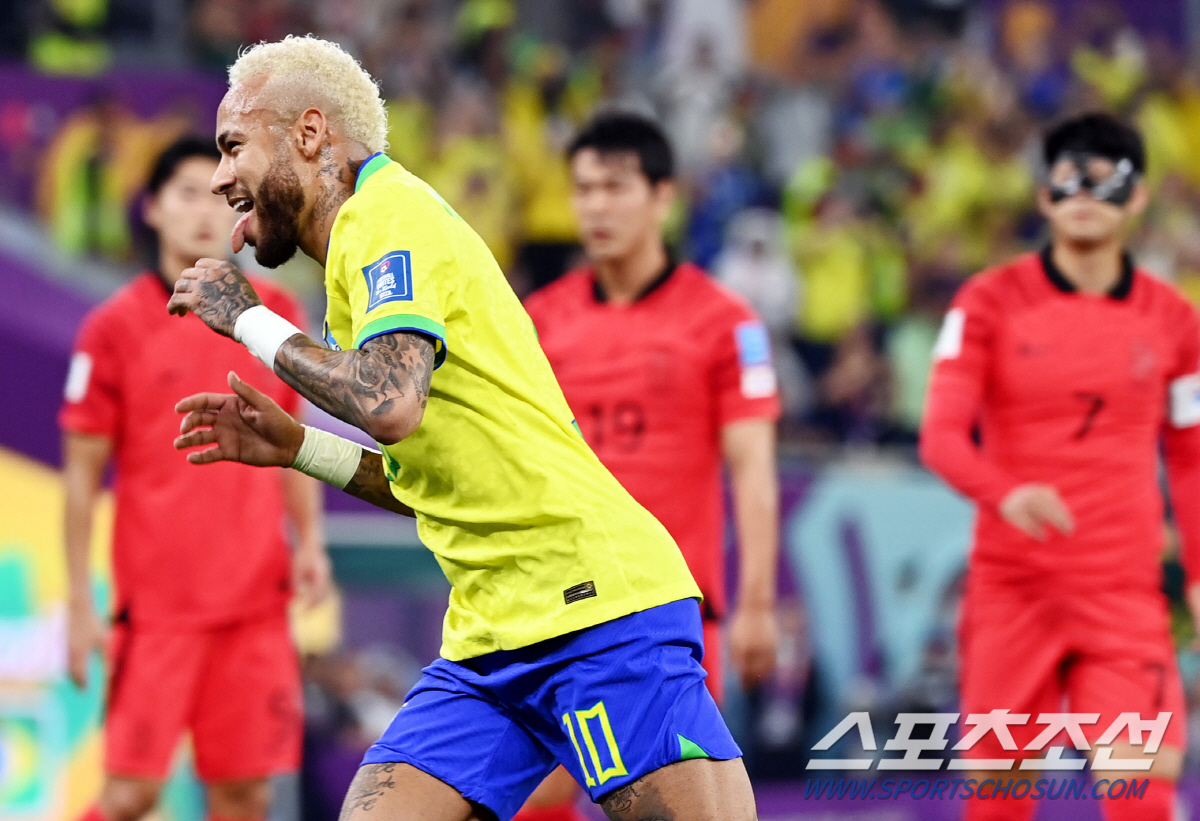 브라질 네이마르가 5일(한국시간 6일) 카타르 도하 스타디움 974에서 열린 2022 카타르 월드컵 16강전 한국과 경기에서 PK골을 넣은 후 환호하고 있다. 도하(카타르)=송정헌 기자songs@sportschosun.com/2022.12.06/