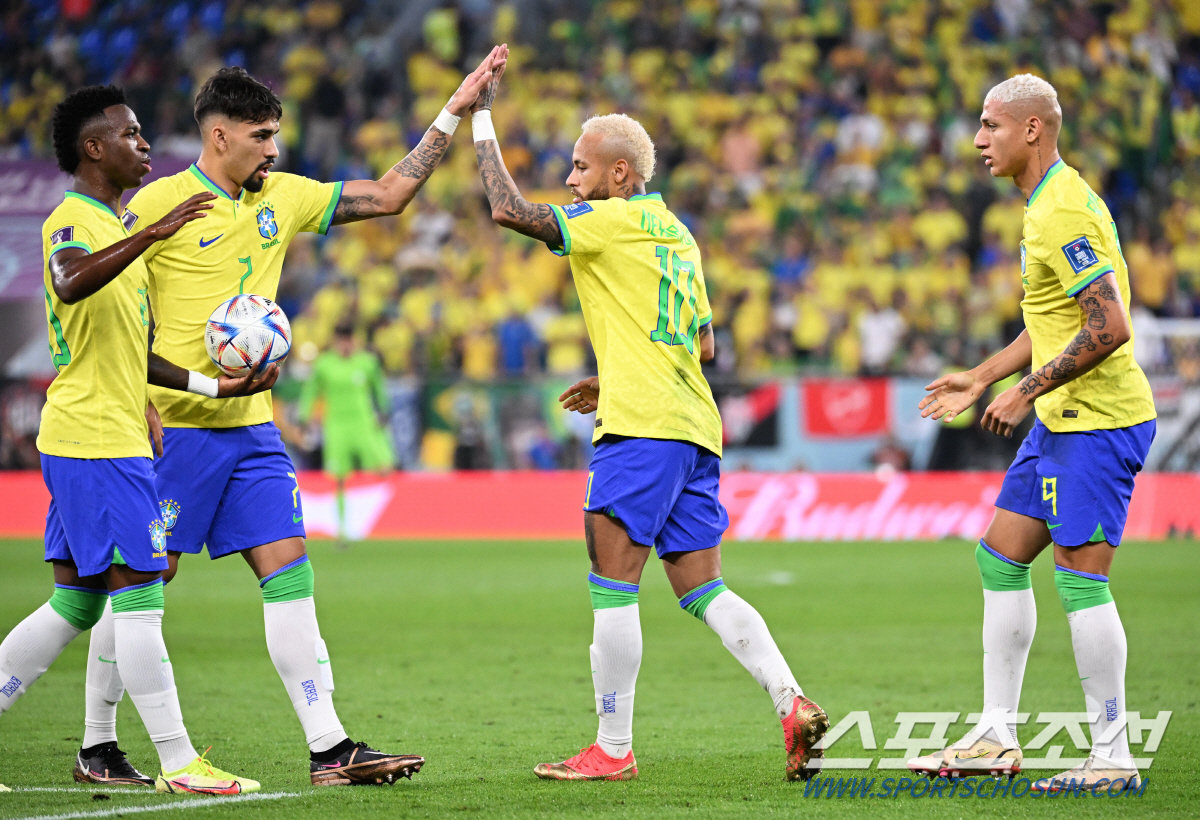 6일 오전(한국시각) 카타르 도하 스타디움974에서 대한민국과 브라질의 16강전이 열렸다. 전반 네이마르가 페널티킥으로 추가골을 성공시켰다. 히샬리송과 함께 기뻐하는 네이마르. 도하(카타르)=송정헌 기자songs@sportschosun.com/2022.12.06/