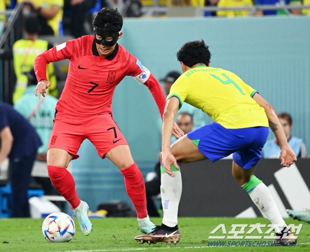 한국 축구대표팀 손흥민이 6일(한국시간) 카타르 도하 스타디움 974에서 열린 2022 카타르 월드컵 16강전 브라질과의 경기에서 상대와 볼을 다투고 있다. 도하(카타르)=송정헌 기자songs@sportschosun.com/2022.12.06/