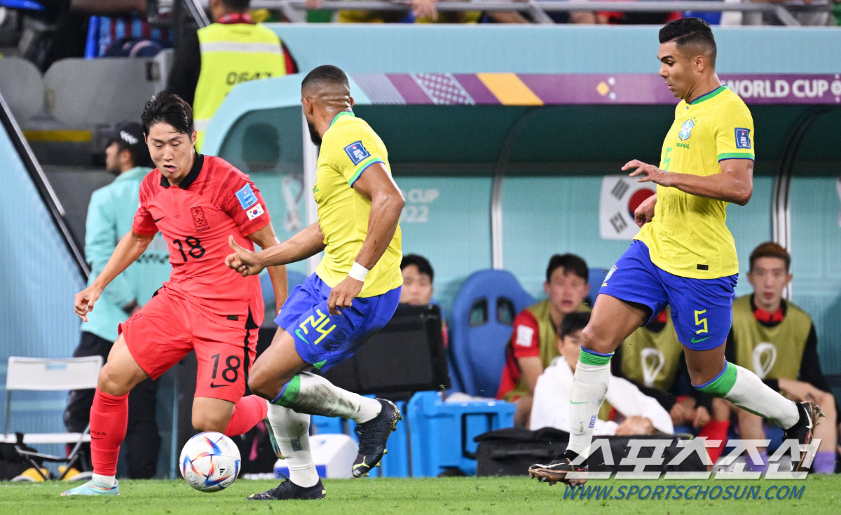 6일 오전(한국시각) 카타르 도하 스타디움974에서 대한민국과 브라질의 16강전이 열렸다. 돌파를 시도하고 있는 이강인. 도하(카타르)=송정헌 기자songs@sportschosun.com/2022.12.06/