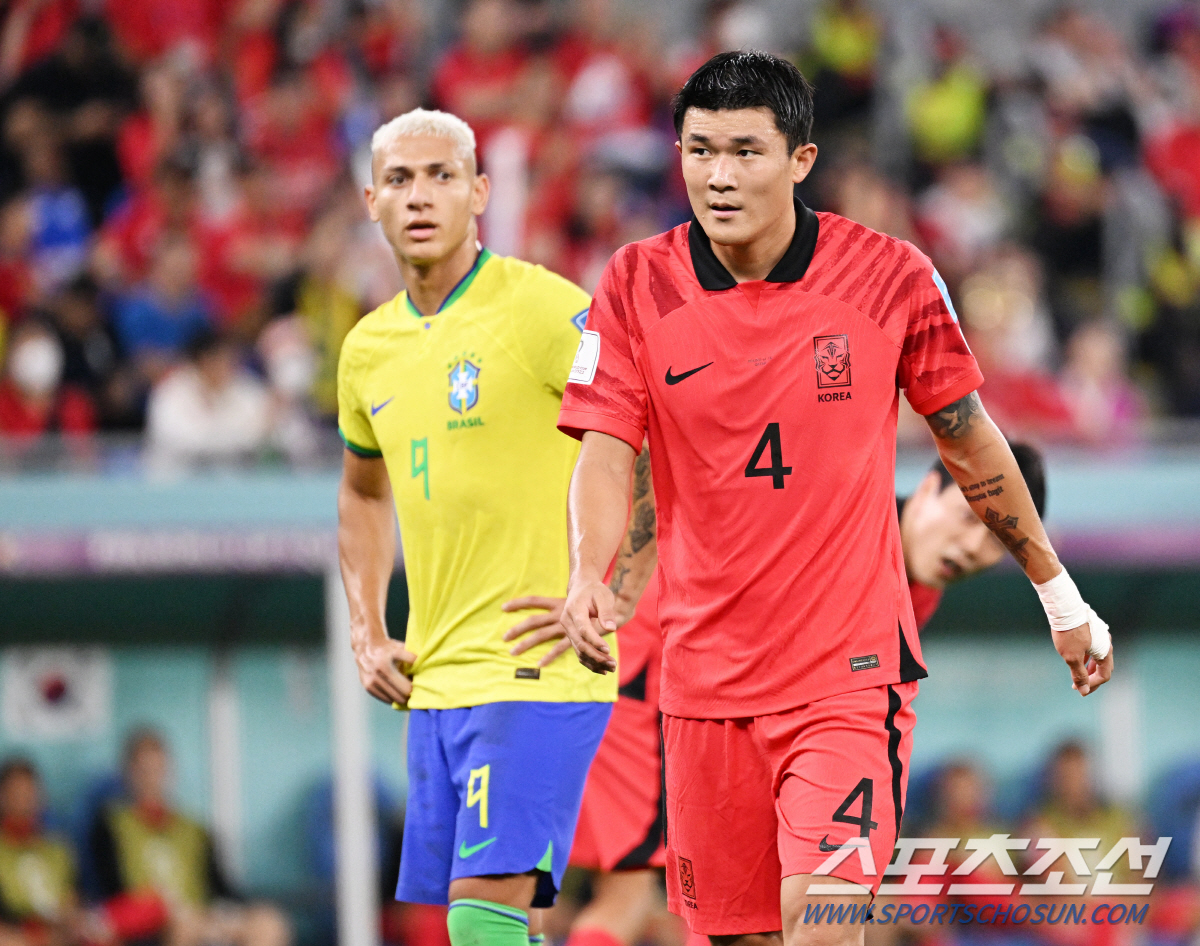 6일 오전(한국시각) 카타르 도하 스타디움974에서 대한민국과 브라질의 16강전이 열렸다. 전반 연속 실점에 아쉬워하는 김민재. 도하(카타르)=송정헌 기자songs@sportschosun.com/2022.12.06/