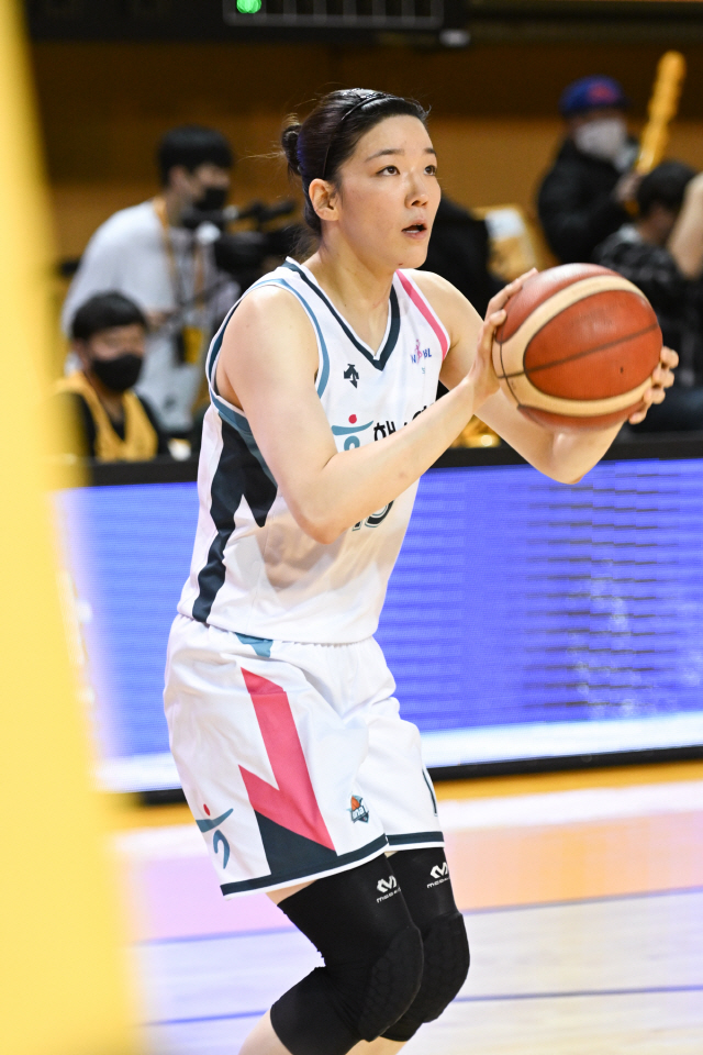 [WKBL 현장인터뷰] '안 풀리는' 하나은행, 양인영 피로골절 재발로 2주 결장 전망