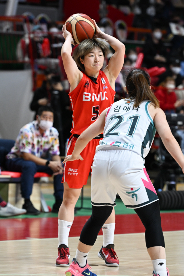 안혜지 'WKBL 최연소 1000도움' BNK, 부상병동 하나원큐 격파하고 단독 2위