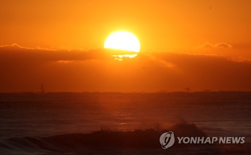 (강릉=연합뉴스) 유형재 기자 = '검은 호랑이의 해'인 2022년 임인년(壬寅年)을 맞이한 1일 강원 강릉시 경포해변에서 바라본 태양이 수평선 위로 뜨고 있다. 2022.1.1 yoo21@yna.co.kr