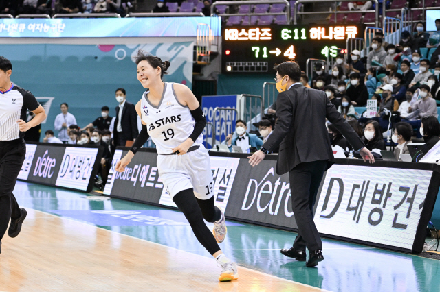 '그녀가 돌아왔다!' 박지수 복귀한 KB스타즈, 하나원큐 완파하며 5연패 탈출