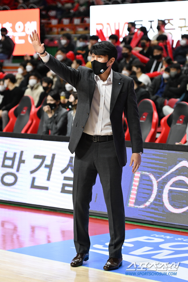 [현장인터뷰] 우리은행 위성우 감독 "박지수 복귀, 한국 농구를 위해 다행"