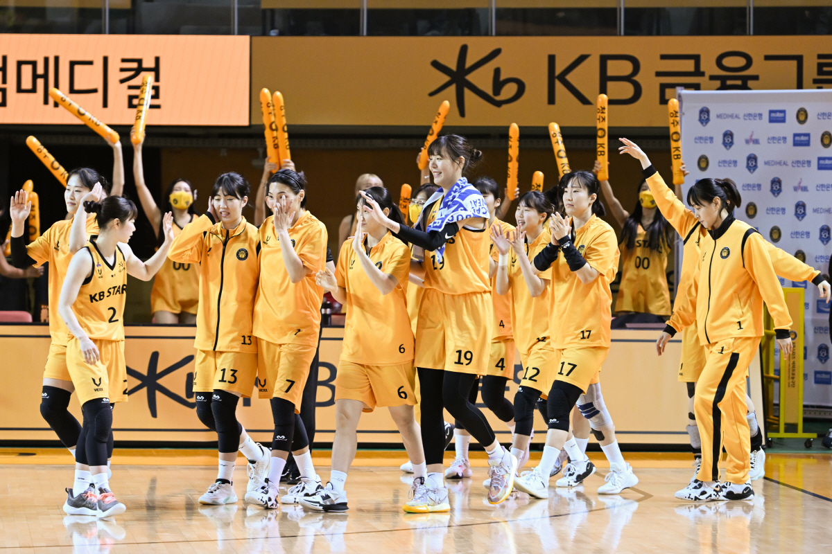 박지수를 비롯한 KB스타즈 선수들이 19일 청주체육관서 열린 신한은행전에서 승리를 거둔 후 한데 모여 기뻐하고 있다. 사진제공=WKBL
