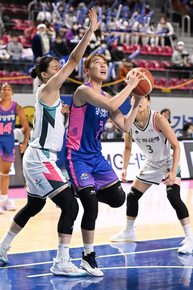 [WKBL 리뷰] 22점 맹폭 강유림, 삼성생명 10승 고지 이끌었다…하나원큐 6연패