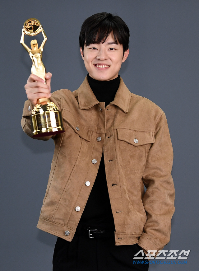 [단독 종합] 김동휘 "늘 상상만 해왔던 청룡 신인상 수상…현장에서 부끄럽지 않은 배우될 것" (청룡영화상)