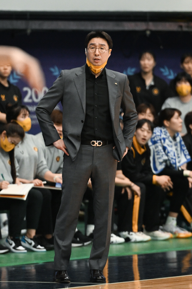 김완수 KB스타즈 감독, "선수들이 동력을 잃을까 걱정된다"