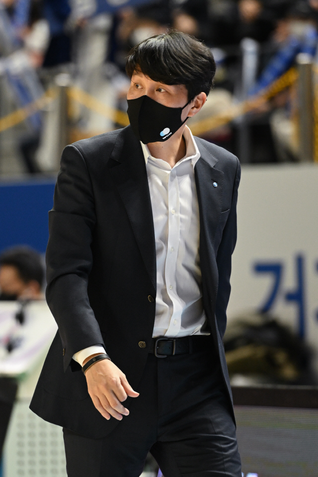 우리은행 위성우 감독, "큰 부상이 아니길 간절히 빈다"