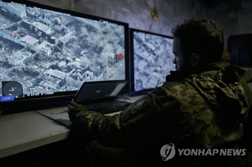 (바흐무트 AP=연합뉴스) 25일(현지시간) 우크라이나 동부 도네츠크 바흐무트의 지하 지휘본부에서 한 병사가 드론으로 촬영한 영상을 보고 있다. 바흐무트는 수개월째 우크라이나와 러시아군 간 격전이 벌어지고 있다. 2022.12.26 clynnkim@yna.co.kr