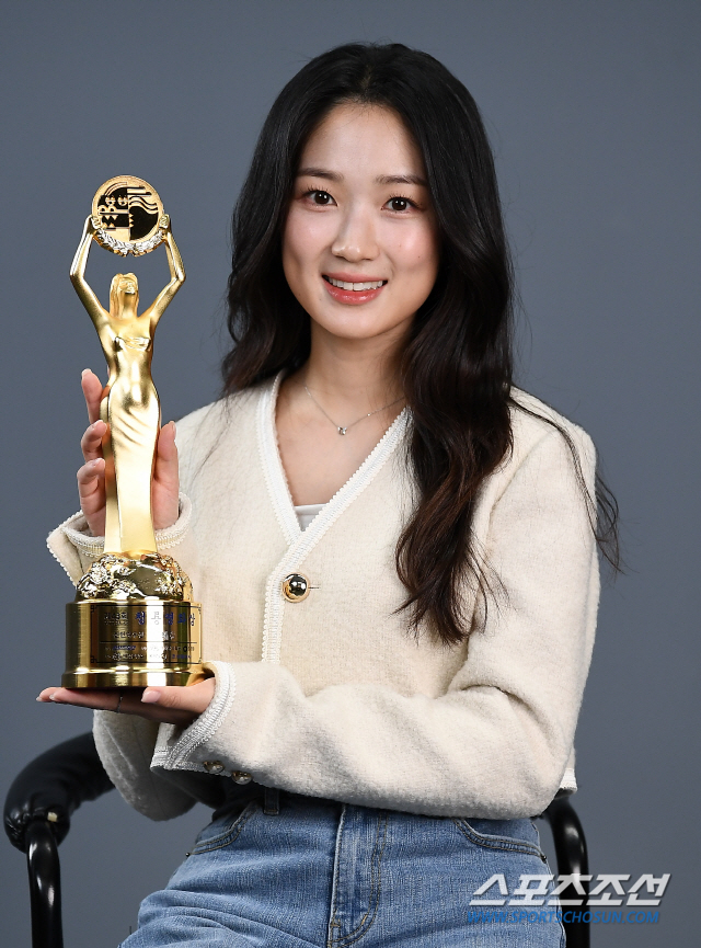 [단독 종합] '불도저' 김혜윤 "청룡 트로피=날 일으켜준 존재…자신감 갖고 힘차게 내딛겠다" (청룡영화상)