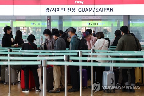 (영종도=연합뉴스) 김도훈 기자 = 2022년을 나흘 남긴 28일 오전 인천국제공항 제1여객터미널 출국장이 탑승객들로 붐비고 있다. 2022.12.28 superdoo82@yna.co.kr