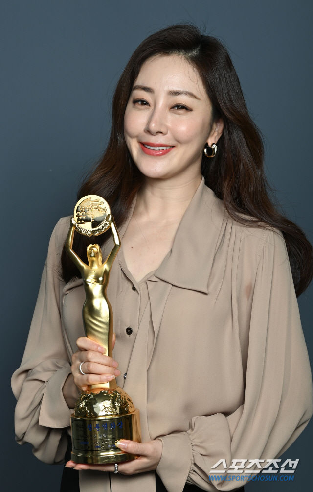 [단독③] 오나라 "레드카펫 넘어질까 조마조마, 청룡 수상 예견 블루 드레스 '신의 한 수'" (청룡영화상)