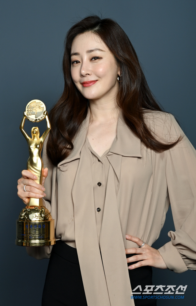 [단독 종합] "예쁜 할머니 되도록 오래 연기할 것"…오나라, '25년 차' 연기 내공 빛을 본 순간 (청룡영화상)