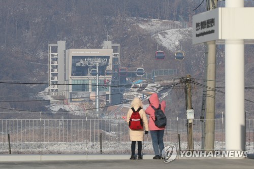 (파주=연합뉴스) 임병식 기자 = 27일 경기도 파주시 임진각에서 관광객들이 북한 무인기의 영공 침범으로 운영이 잠정 중단된 곤돌라를 바라보고 있다. 지난 26일 오전 파주 일대에서 북한 무인기가 2017년 이후 처음으로 우리 영공을 침범해 군이 대응에 나섰다. 2022.12.27 andphotodo@yna.co.kr