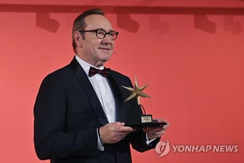 '성추문' 케빈 스페이시, 시상식 가서 "저 불러준 배짱에 감사"