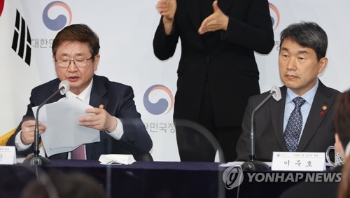 (서울=연합뉴스) 김승두 기자 = 박보균 문화체육관광부 장관이 이주호 사회부총리 겸 교육부 장관과 5일 정부서울청사 브리핑실에서 문화체육관광부와 교육부의 새해 업무보고를 마치고 브리핑을 하고 있다. 2023.1.5 kimsdoo@yna.co.kr