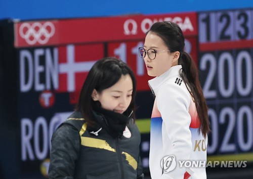 2022년 2월 15일 한국 스킵 김은정(오른쪽)과 일본 스킵 후지사와 사쓰키가 14일 오후 중국 베이징 국립 아쿠아틱 센터에서 열린 2022 베이징 동계올림픽 여자 컬링 리그 6차전 한국과 일본의 경기에서 하우스를 오가며 엇갈리고 있다. 이날 경기에서 한국은 일본에 10-5로 승리를 거뒀다. [연합뉴스 자료사진]