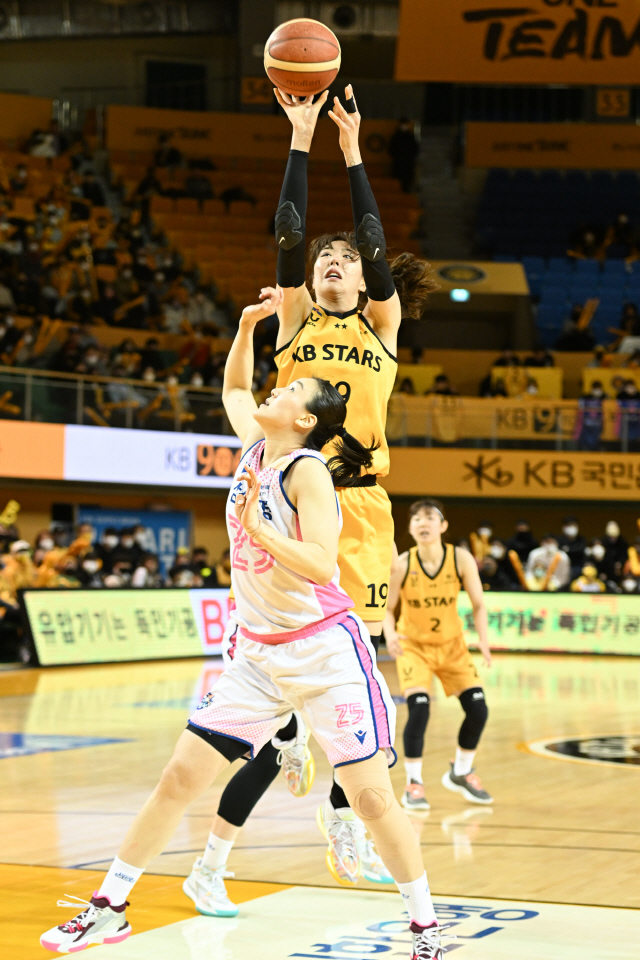 KB스타즈, 박지수의 트리플 더블급 활약으로 삼성생명 대파하며 시즌 첫 4연승