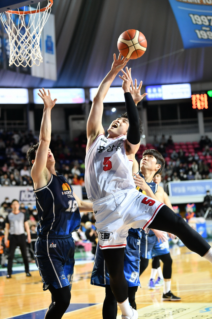 '포기하지 않는 1위' 막판 50초에 6득점 KGC. KCC에 극적인 역…