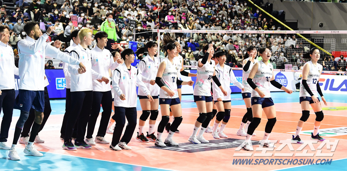 연경 언니 눈총에도~ '못말리는 코트위 춤꾼' 이다현 'V리그 댄스퀸' …